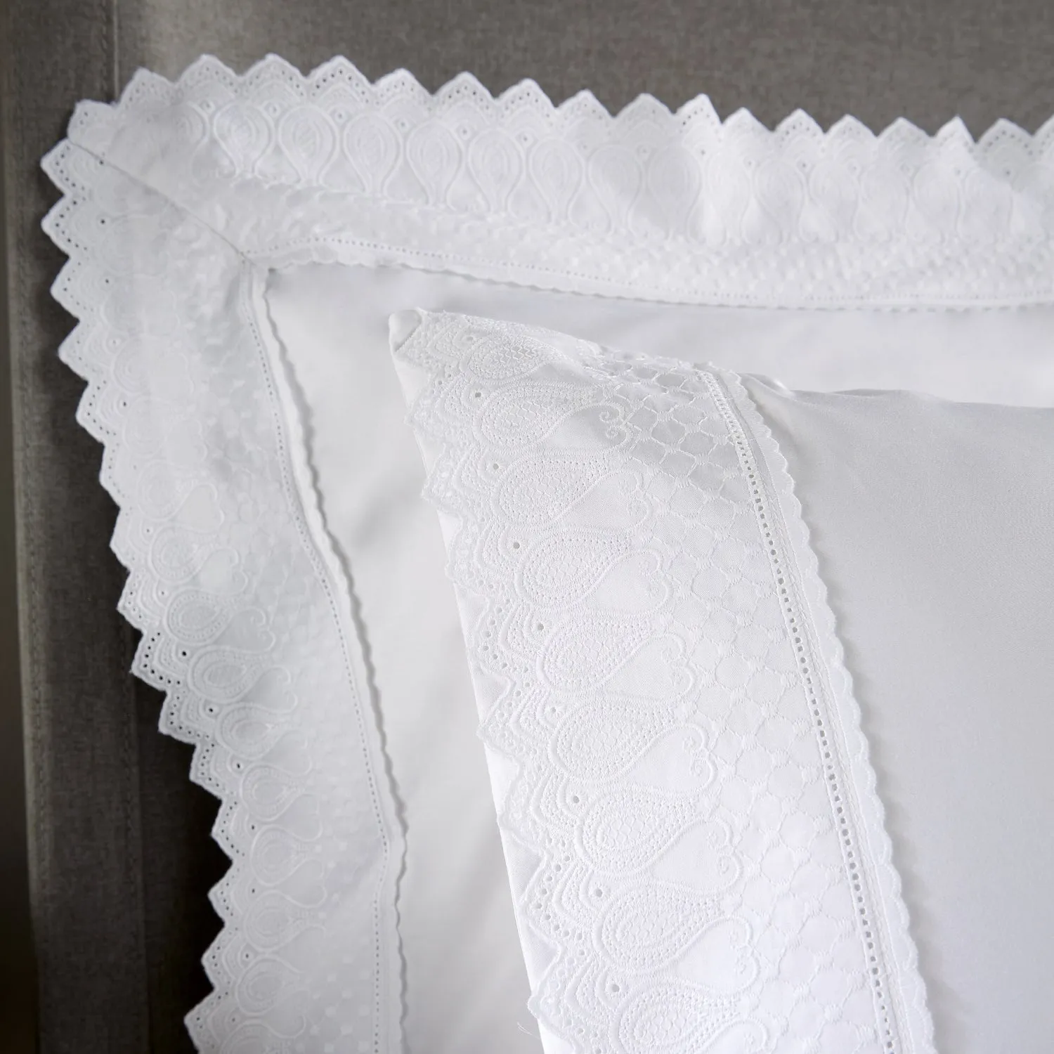 White 600 Thread Count Oxford Pillowcase with Paisley Border x1